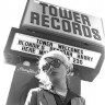 Дебби Харри у входа в магазин Tower Records